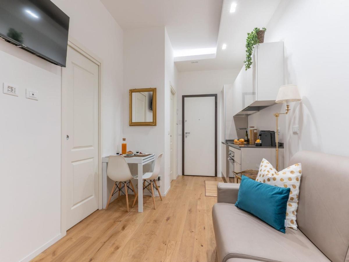 The Best Rent - Gorgeous One-Bedroom Apartment In Ticinese Milaan Buitenkant foto