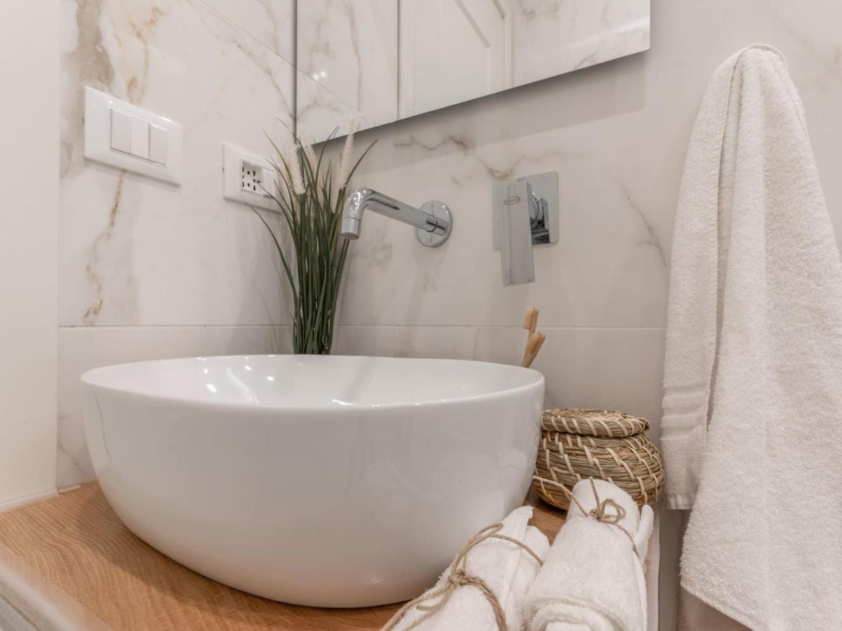 The Best Rent - Gorgeous One-Bedroom Apartment In Ticinese Milaan Buitenkant foto